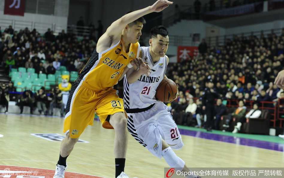 兰多夫在低位使出梦幻脚步，柔和勾手投篮，用精湛技术诠释‘白魔兽’的风采。