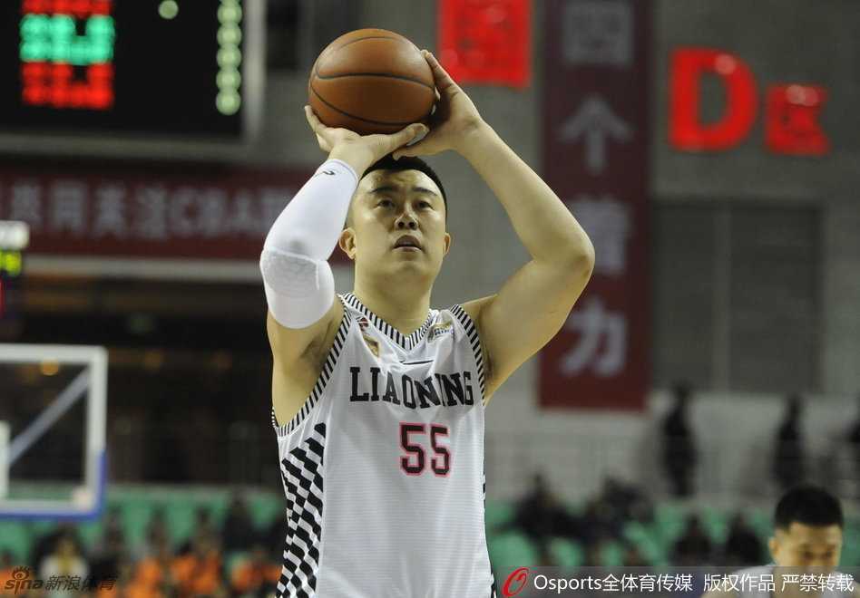 郭艾伦杀入内线，在失去重心的情况下依然艰难地将球放进篮筐，裁判哨响，他怒吼着庆祝这记精彩的2+1，霸气十足。