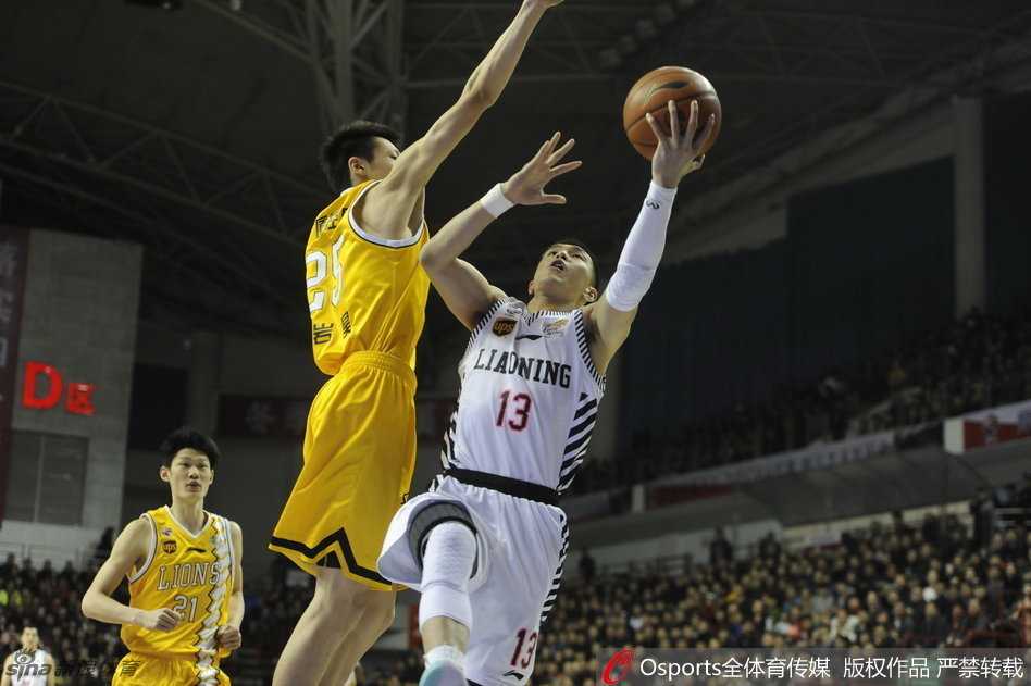 兰多夫在罚球线上稳稳出手，篮球空心入网。他表情专注而坚定，作为内线支柱，每一次站在罚球线上都为球队贡献着宝贵的分数。