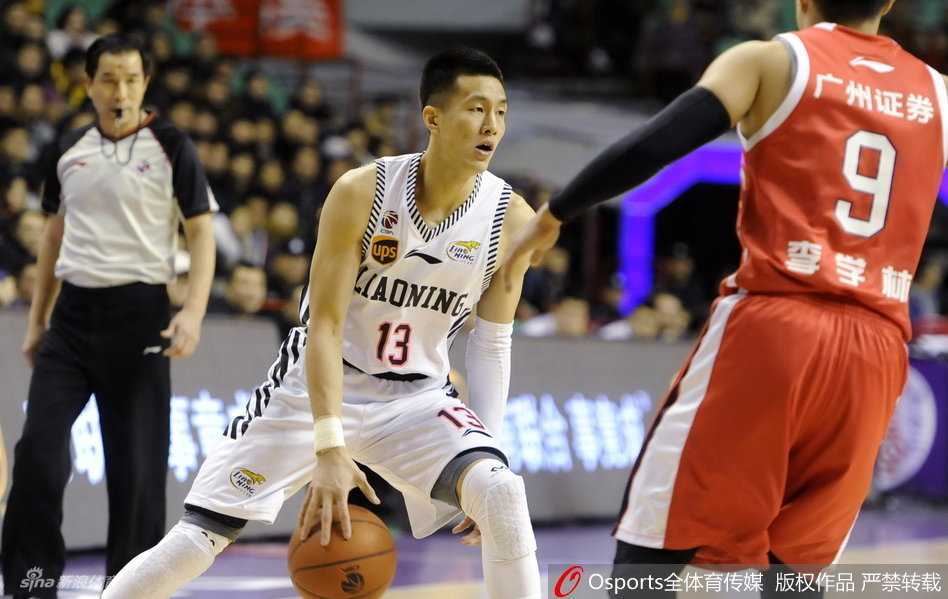 篮下巨无霸韩德君接到妙传后，如泰山压顶般腾空而起，双手将球狠狠砸进篮筐，整个篮架都在瑟瑟发抖。