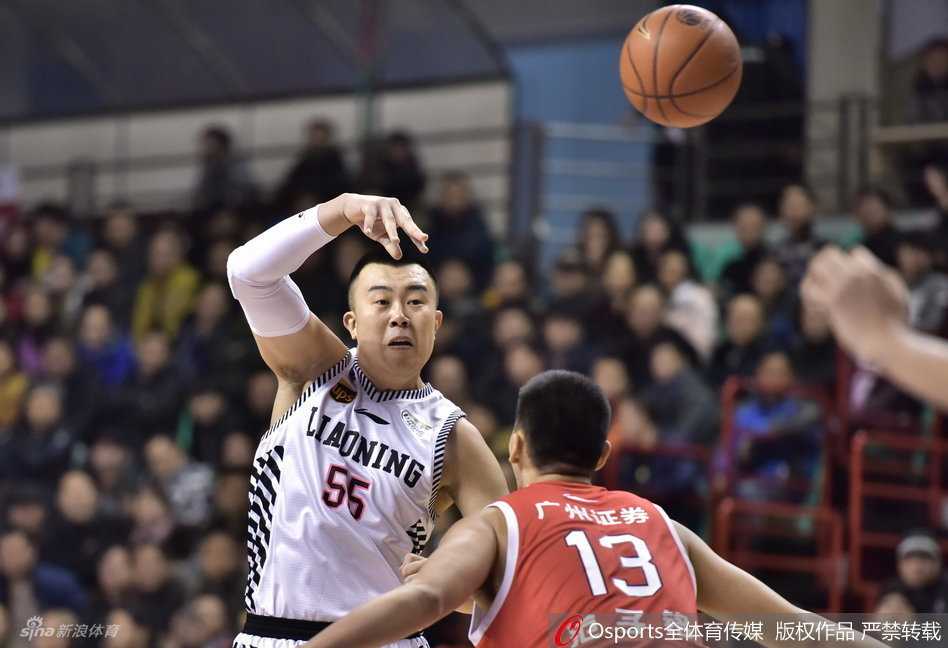 在严密防守下，哈德森如蛟龙出海，在空中对抗后失去平衡，依然凭借超强核心力量将球高难度挑入篮筐，瞬间点燃客场替补席。