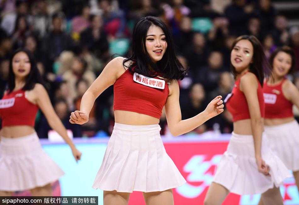 伴随节奏加快，宝贝们甩动飘逸的长发，动作利落干净，完美的团队配合展现出深厚的舞蹈功底，让观众暂时忘却了比分落后的紧张。