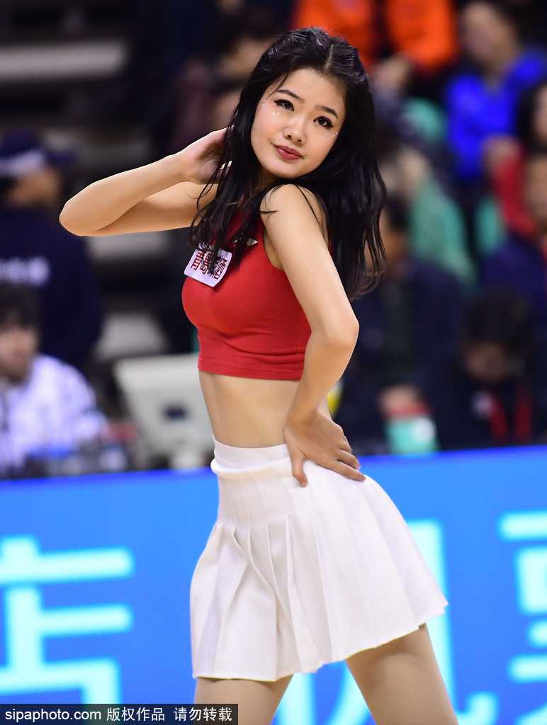 从侧面捕捉到的舞者剪影，在球场灯光勾勒下展现出优美的身体曲线，高难度的后仰动作定格，展现了力与美的完美融合。