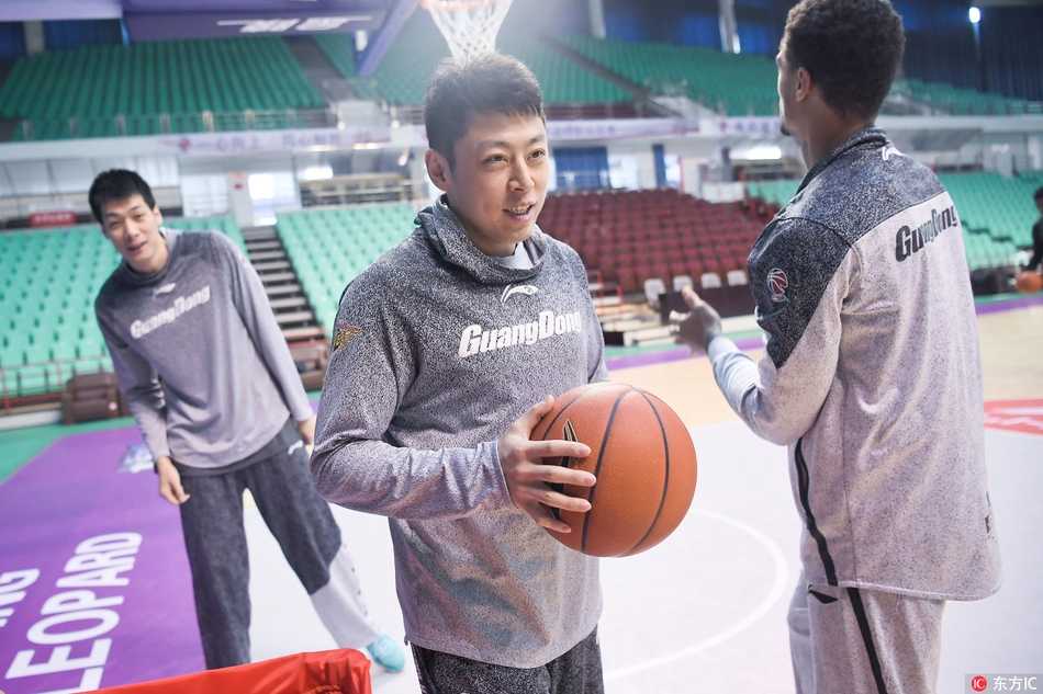 外援尼克尔斯内线要位成功，张开双手示意传球，身后防守者全力顶防