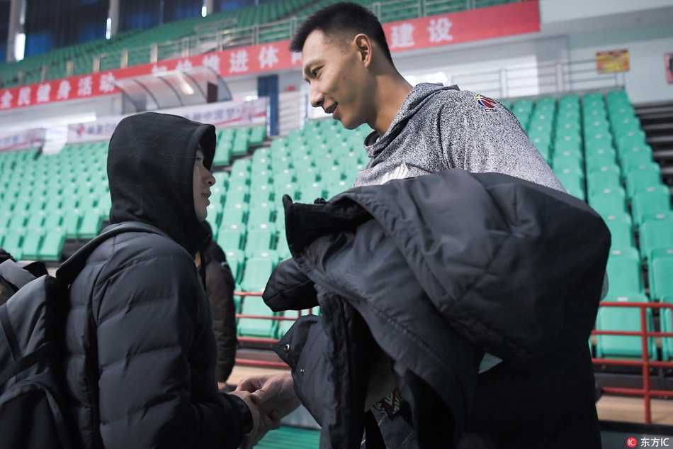 主教练尤纳斯双手叉腰，目光如炬紧盯训练场，身旁的战术板写满密电般的跑位路线