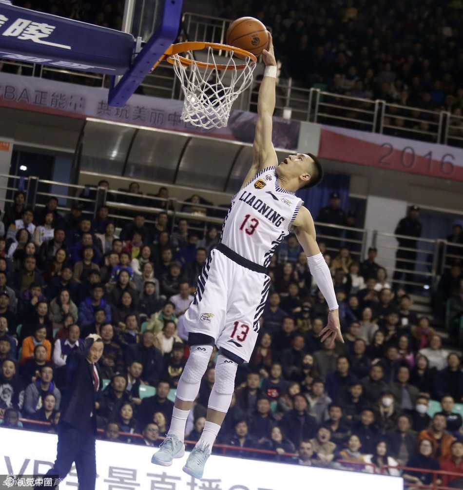 郭艾伦抢断后一条龙快攻，高高跃起上演势大力沉的单手劈扣，整个人的身体在空中舒展到了极致。