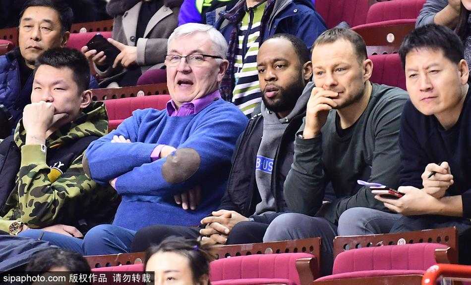 赛场上，广州队的球员们激情庆祝一次关键的进攻得分，场边的尤纳斯和朱芳雨不约而同地鼓掌致意，仿佛对客队的顽强表现也给予了无声的认可。