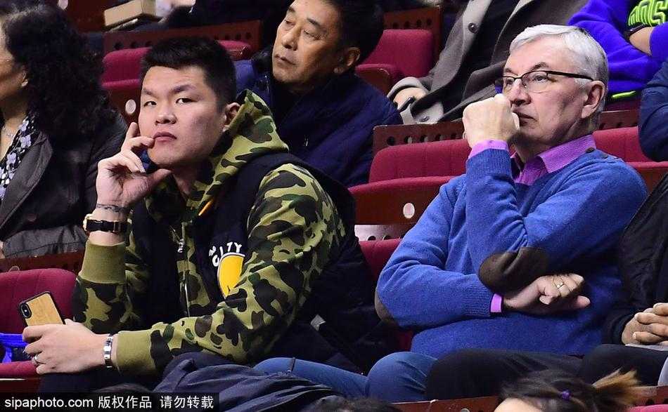 比赛尾声，尽管胜负已分，但尤纳斯依然稳稳地坐在原位，手指轻点下巴陷入沉思，朱芳雨则双臂环抱在胸前，二人如同雕塑般凝视着赛场，仿佛在谋划着未来的宏图。