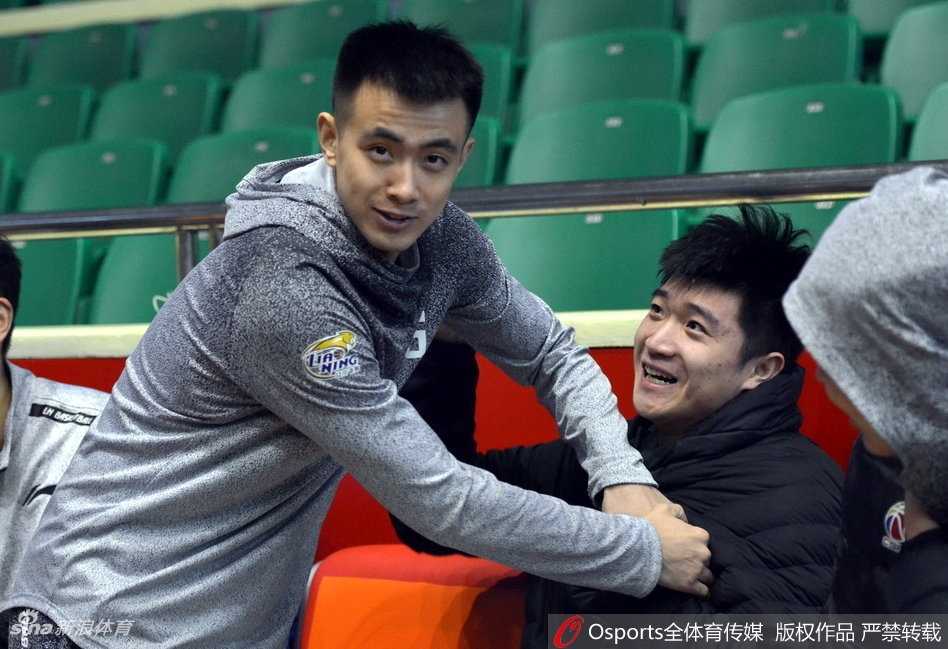 面对高诗岩的紧逼防守，张辉脸上带着笑意，两人在训练中展开了一场别开生面的攻防演练，攻防之间充满了兄弟间的默契与玩笑