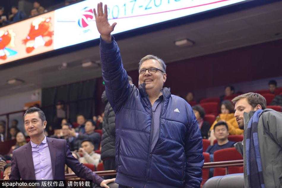 面对八一队身高臂长的防守者，丁彦雨航毫无惧色，他高高跃起，在空中调整姿态，准备用一记标志性的急停跳投终结进攻。