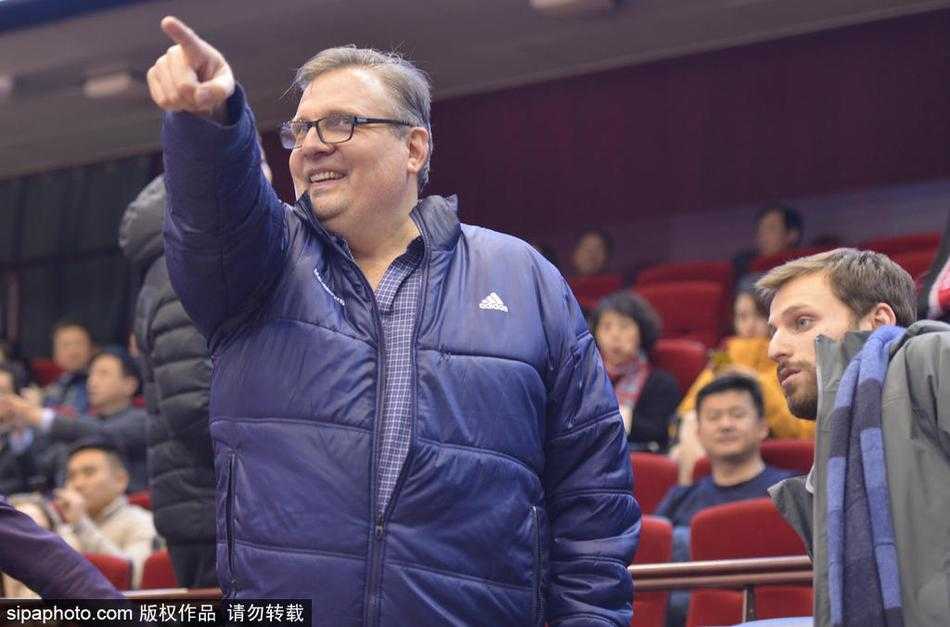 场边指挥的山东队主帅凯撒激情四溢，他大手一挥，指挥着球队的攻防节奏，身后的巨大比分牌显示着山东队的领先优势。