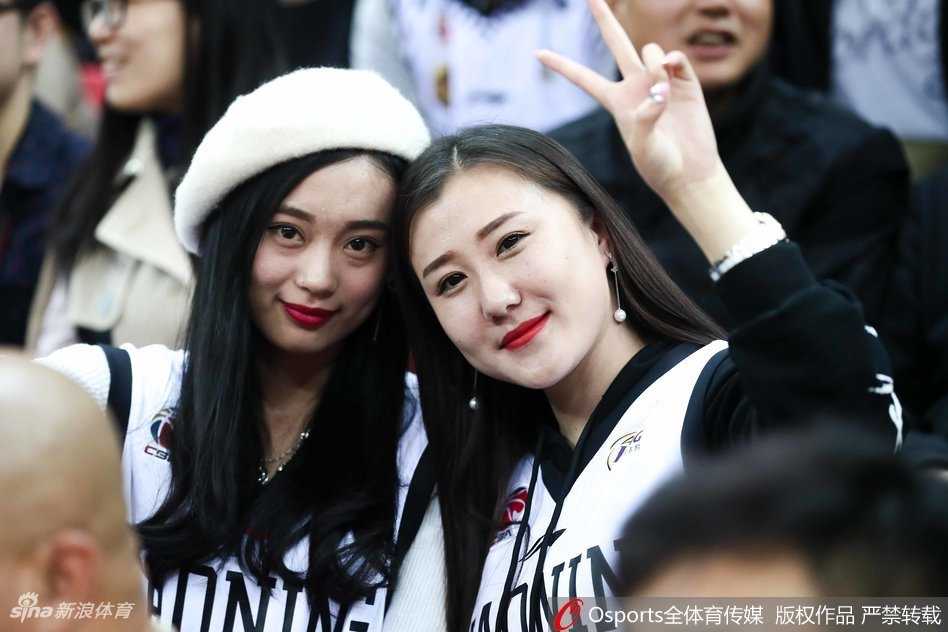 远征的赤木晴子:辽宁男篮的美女球迷客场闪耀记 一位长相清秀的辽宁女球迷,在客场看台上面对家乡球队的失利,情难自禁,泪水无声滑落,神情令人动容。