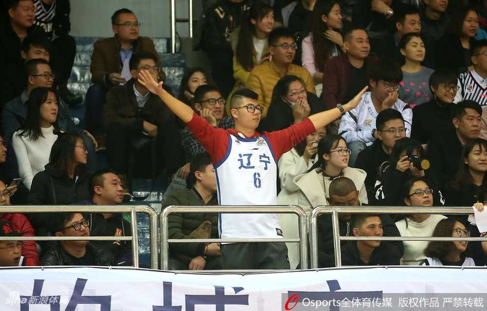 远征的赤木晴子:辽宁男篮的美女球迷客场闪耀记 辽宁美女球迷面对镜头露出甜美可爱的表情,手拿助威棒,眼神中充满了对辽宁男篮的支持与期待,青春活力十足。