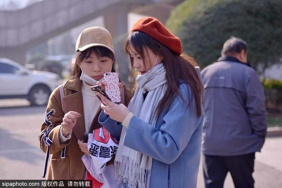 迷妹的漫长等候,只为CBA赛场外的那份真情 体育馆外的铁栏杆旁,几位年轻的女球迷聚在一起,有的低头摆弄手机,有的则翘首望向场馆内部,她们随身携带的背包上挂着球队的周边饰物。