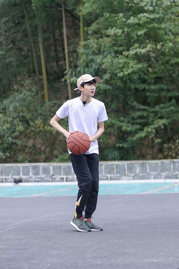 跃起投篮的王源像一只展翅的雏鹰，白色衣角随风扬起，专注的眼神紧盯着篮筐，青春的力量在指尖迸发。