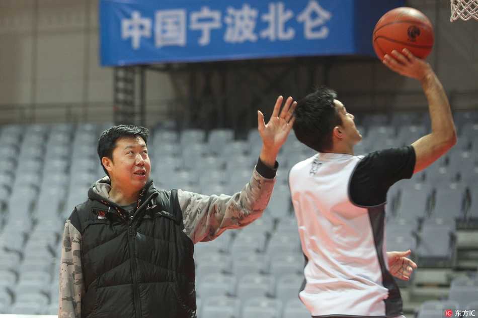 训练间隙，王治郅双手叉腰站在场边，嘴角带着笑意，耐心地听着球迷们的呐喊与助威声。