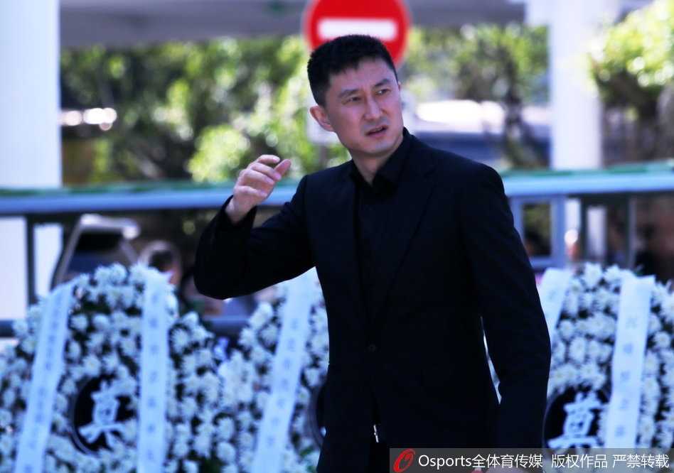 杜锋在人群中神情悲戚，他特意从美国学习期间赶回，只为见林叔最后一面，这位曾经的宏远功勋早已将林叔视作父亲一般的存在