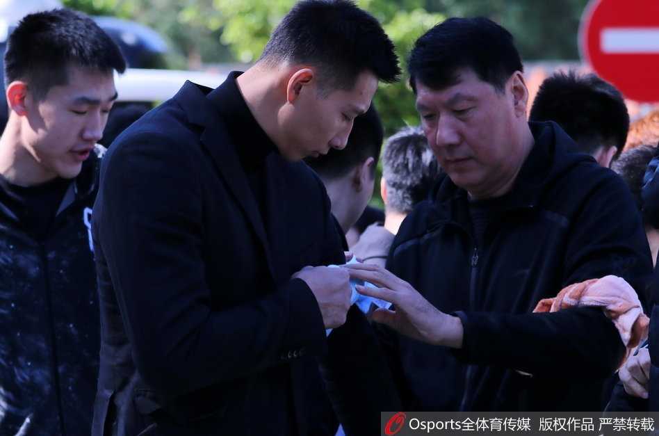 易建联戴着口罩难掩哀容，他望着林叔的遗像方向久久伫立，心中铭记着林叔视他如家人的恩情，在微博中写下‘永远在心里’的悼念