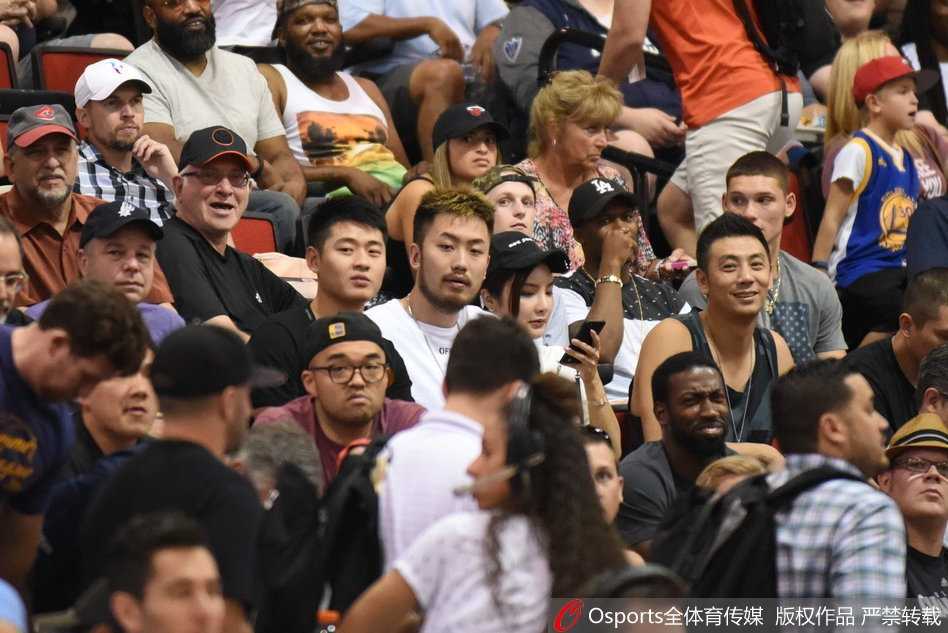 好友睢冉现身看台，神情专注地为丁彦雨航加油，兄弟情深令人动容。