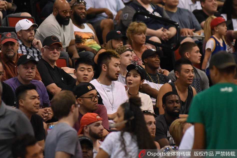 睢冉在现场为丁彦雨航的精彩表现振臂欢呼，仿佛自己也在球场上与兄弟并肩作战。