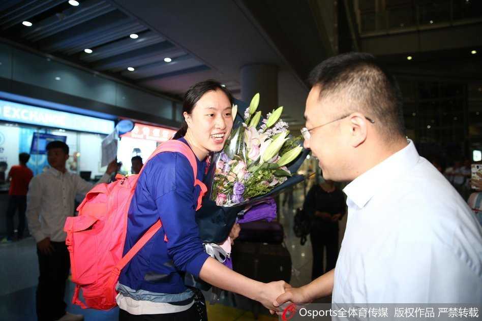 邵婷美国特训归来抵达北京 手捧鲜花笑容灿烂 球迷为邵婷送上精心准备的鲜花,她低头轻嗅花香,满脸幸福