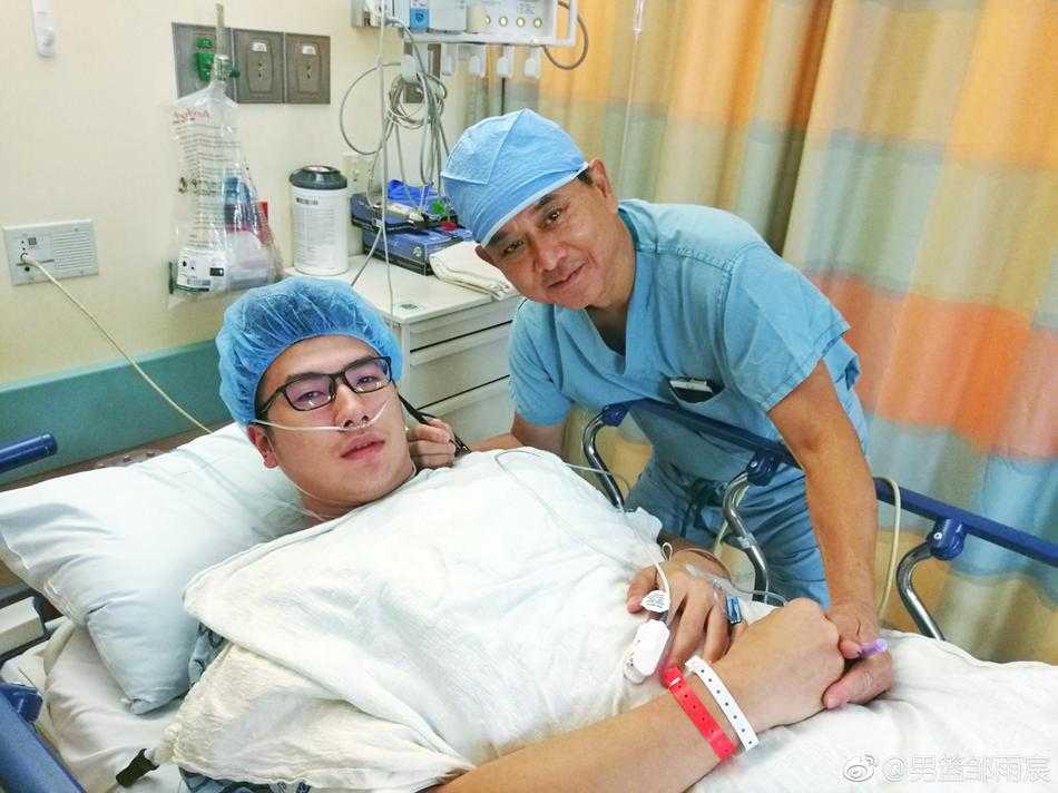 邹雨宸手术顺利晒图致谢,坚强“肘子”全力回归 邹雨宸在康复师的辅助下进行拉伸练习,全神贯注地完成每一个细微的动作,为重返赛场打下坚实基础。