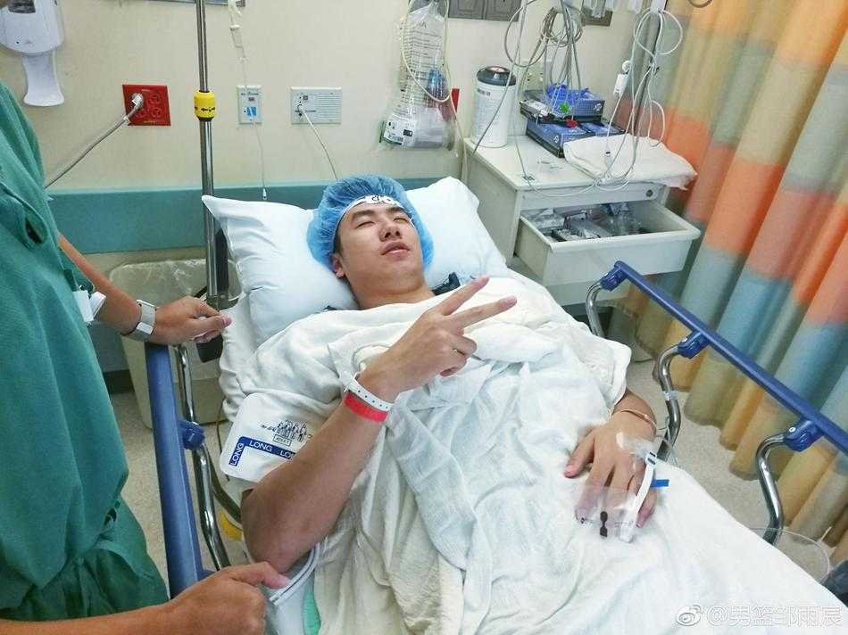 邹雨宸手术顺利晒图致谢,坚强“肘子”全力回归 手术后的邹雨宸在病床前与医护人员合影,大家纷纷比出胜利的手势,气氛温馨而充满希望。