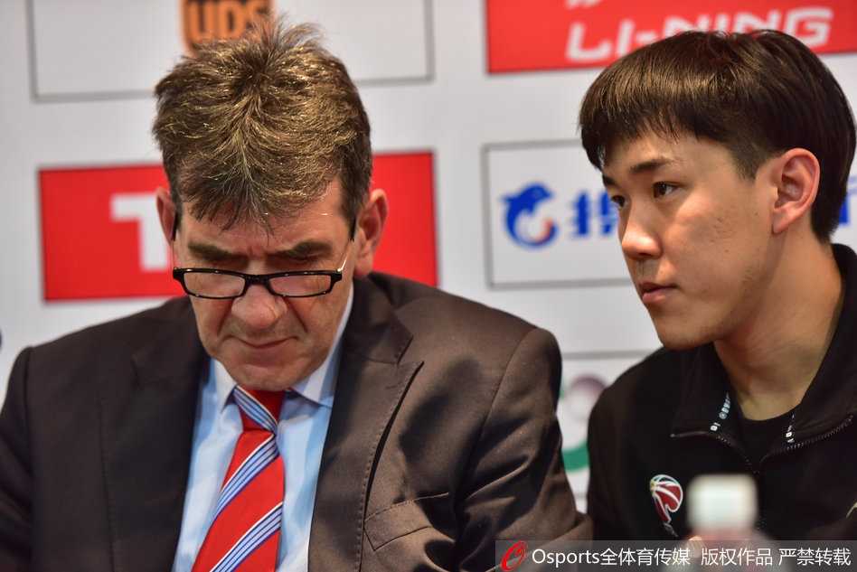 郭士强携哈德森出席发布会,大胜夜共话外援里程碑 发布会结束后,郭士强与哈德森起身离席,两人神情轻松,显然对球队表现十分满意。