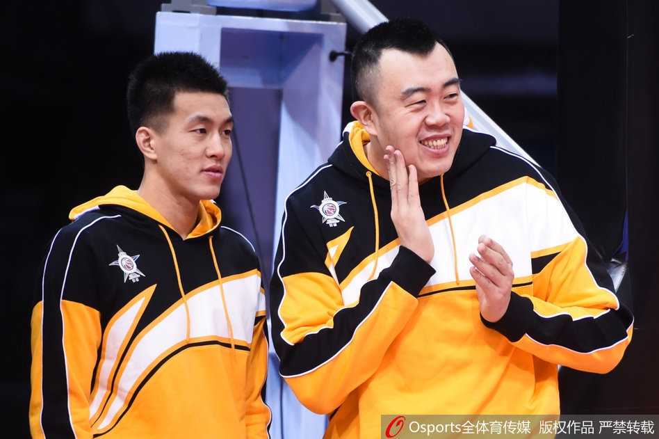 郭艾伦与韩德君全明星赛前“秀恩爱” 这对活宝又来了 训练结束后,郭艾伦一边喝着水,一边不忘回头与身后的韩德君继续刚才未完的“理论”,两人之间的互动仿佛有说不完的话题,成为训练场边一道独特的风景线。