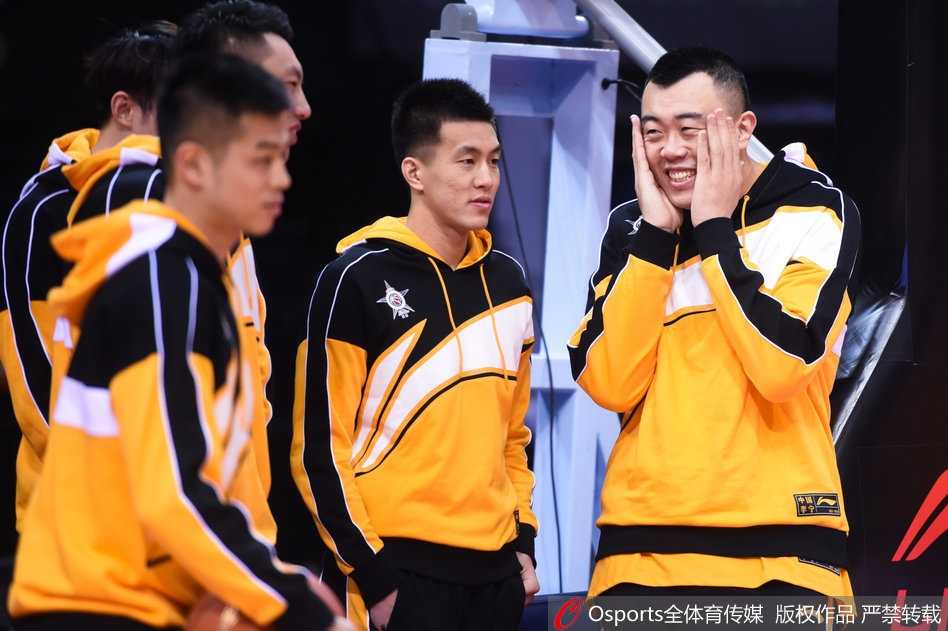 郭艾伦与韩德君全明星赛前“秀恩爱” 这对活宝又来了 韩德君在训练间隙独自练习,虽然体型庞大,但手上的动作却十分柔和,他正在为即将到来的全明星正赛做着准备,脸上带着标志性的憨厚表情。