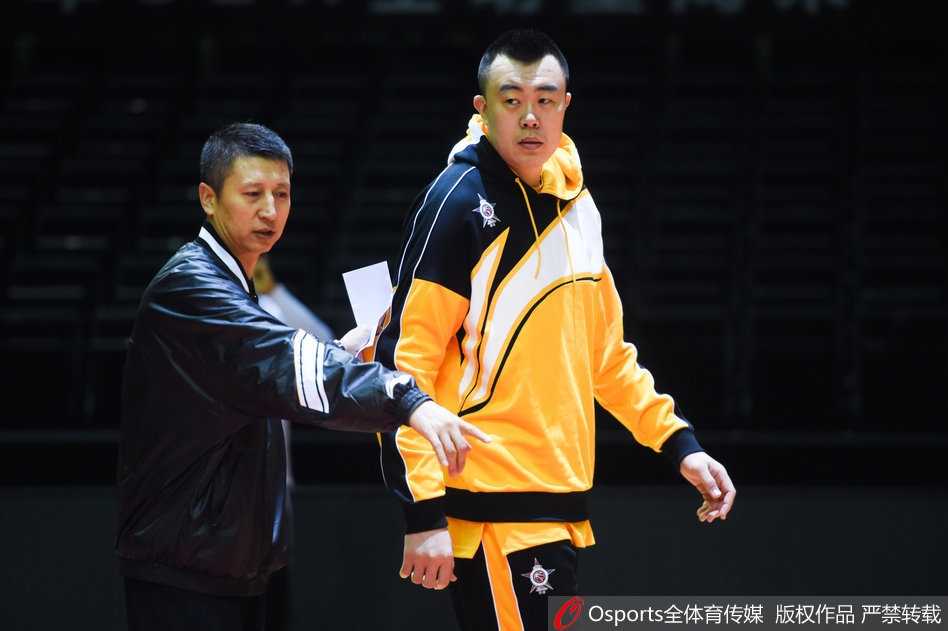 郭艾伦与韩德君全明星赛前“秀恩爱” 这对活宝又来了 面对郭艾伦无休止的“骚扰”,韩德君终于转过身来,伸出巨大的手掌似乎要“反击”,两人就这样在训练场边你一言我一语地斗起嘴来,画面充满了喜感。