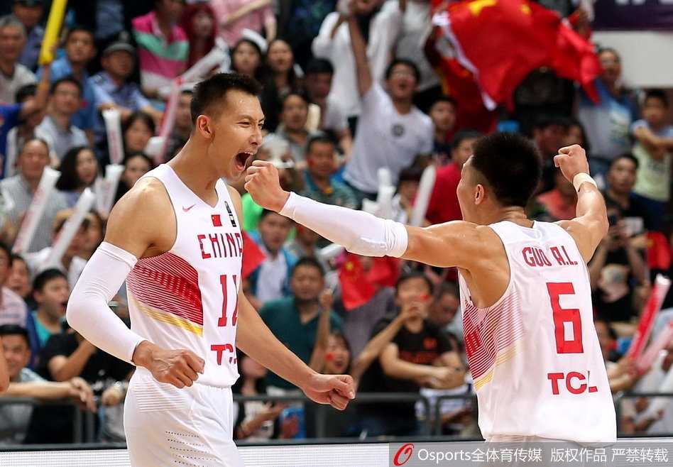 虽然赛场上是对手，但场下的郭艾伦面带标志性的开朗笑容，与队友互动搞怪，展现出他豪爽幽默、人缘极佳的“大侄子”本色。