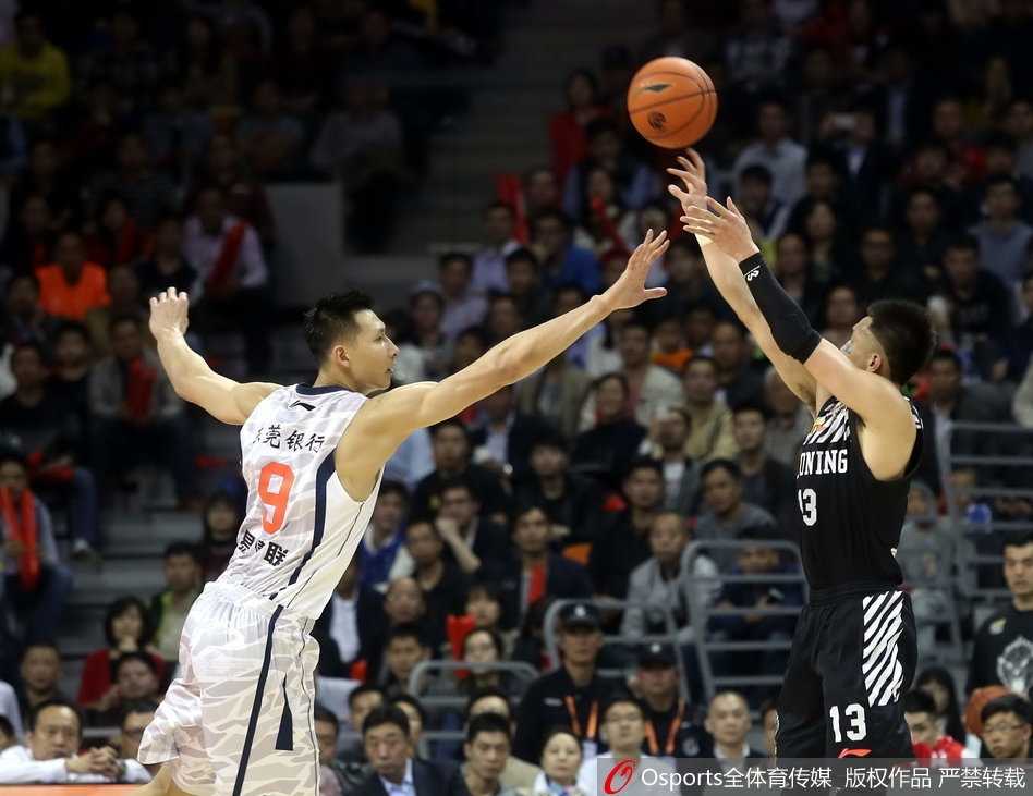 24岁生日夜的赛场上，郭艾伦面对防守球员，神情专注而坚毅，用一记精准的跳投为辽宁队贡献关键分数，全场他轰下了30分。