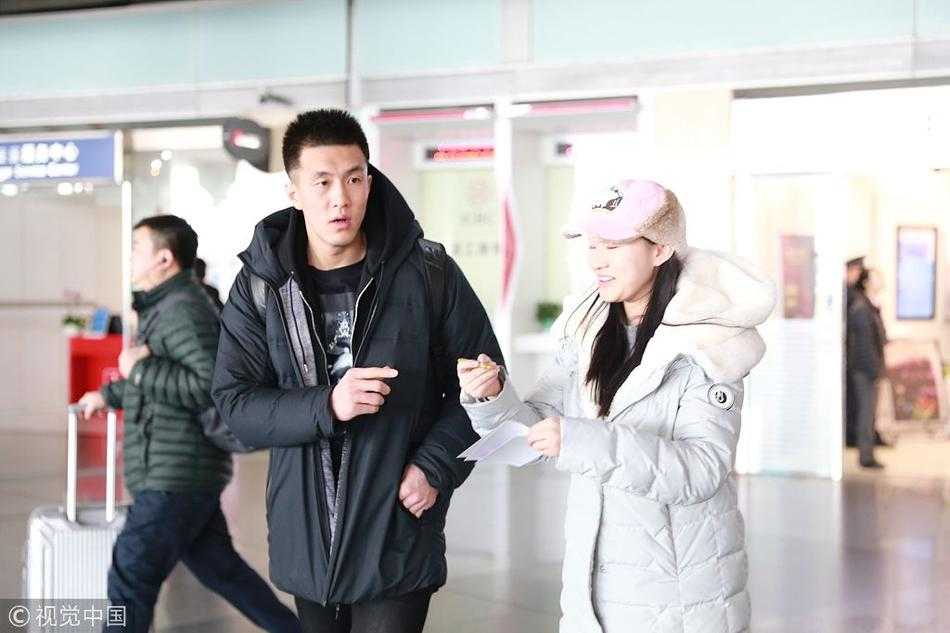 拿到签名的迷妹双手捧着签名本，眼睛弯成月牙，嘴角上扬，身旁的同伴也探过头来分享喜悦，仿佛得到了全世界最珍贵的礼物