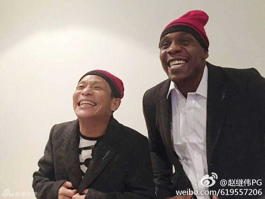 哈德森与宋小宝面对面飙戏，哈德森张开双臂表情夸张，宋小宝则微微弯腰，眼神中带着东北喜剧人特有的狡黠与幽默。