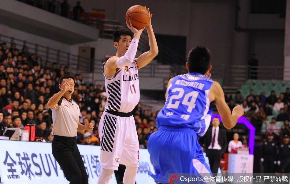 赛后，辽宁队的英雄们围在一起，郭艾伦搂着队友开怀大笑，主场的大比分胜利让每个人的脸上都洋溢着喜悦。