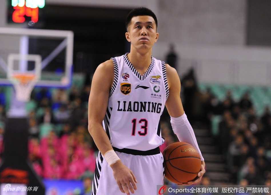 面对旧主的刘书楠毫无惧色，他高高跃起，在空中拉杆躲过封盖，将球稳稳送入篮筐，证明了自己的价值。