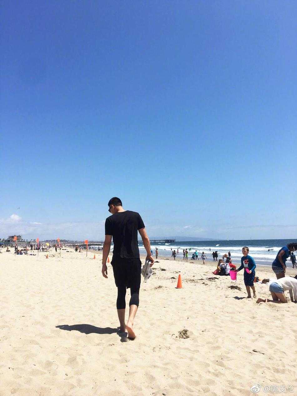 郭艾伦的洛杉矶海岸日记:阳光沙滩烤苞米,还有那一双大长腿 威尼斯海滩著名的篮球场,一群黑人球员正在进行激烈的街头对抗,场边坐着不少围观群众,郭艾伦就在人群中,穿着休闲T恤,仿佛一个来看热闹的邻家大哥哥