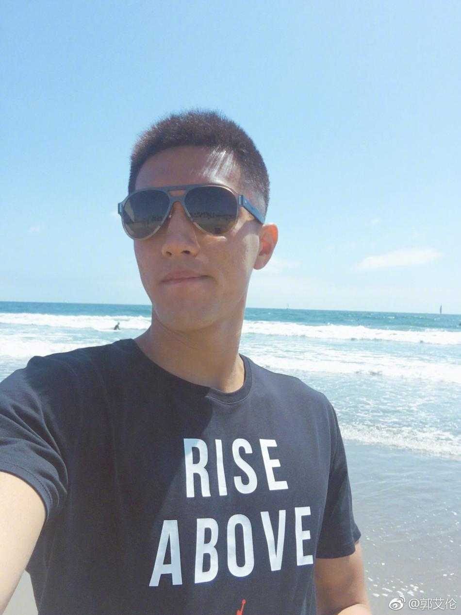 郭艾伦在训练间隙搞怪自拍，汗水还挂在脸上，他却对着镜头挤眉弄眼，手里比划着胜利的手势，累并快乐着。