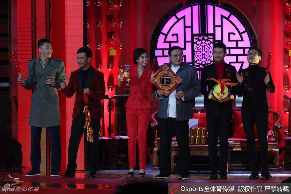 郭艾伦辽视春晚狂欢记:从球场霸主到舞台“大漂亮”的魔幻一夜 郭艾伦身着军绿色时尚风衣与主持人并肩霸气出场,他单手插兜,嘴角带着一丝坏笑,仿佛在说‘今晚这舞台也被我承包了’。