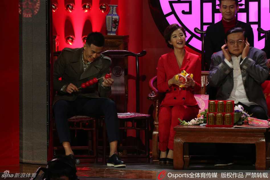 郭艾伦辽视春晚狂欢记:从球场霸主到舞台“大漂亮”的魔幻一夜 录制间隙,郭艾伦轻松地盘腿坐在后台,单手举着手机对镜自拍,另一只手还不忘比出标志性的剪刀手,眼神里满是‘我怎么这么好看’的得意。