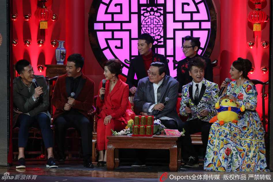 郭艾伦辽视春晚狂欢记:从球场霸主到舞台“大漂亮”的魔幻一夜 郭艾伦投入演唱时完全不顾形象,他张大嘴巴仰头忘情高歌,脸部表情因用力过猛而变得十分滑稽可爱,完全沉浸在‘我是歌王’的幻想中。