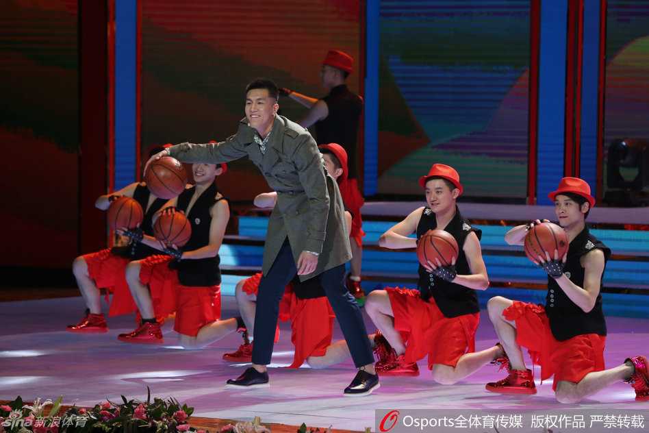 郭艾伦辽视春晚狂欢记:从球场霸主到舞台“大漂亮”的魔幻一夜 演出成功的郭艾伦彻底玩嗨了,他调皮地吐着舌头,脸上挂着大大的笑容,张开双臂在舞台上飞奔,像一个刚拿到满分试卷向父母炫耀的孩子。