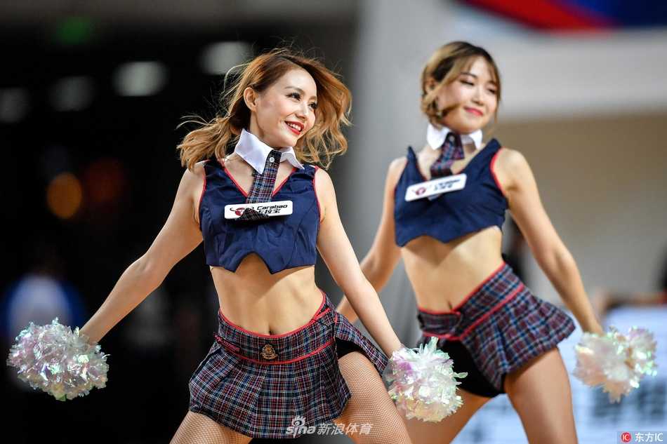 镜头特写下，一位啦啦宝贝在表演中眼神专注而明亮，手中的花球仿佛也被她的热情点燃，在空中划出优美的弧线。