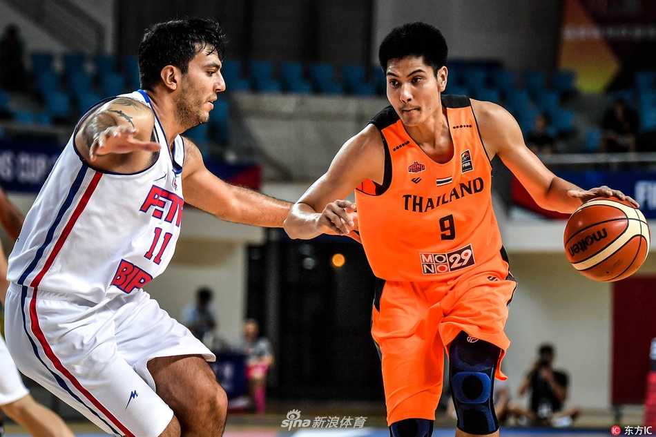 大胜之后，伊朗石油化工的球员们围在一起激情怒吼，身后的记分牌显示着111-60的悬殊比分