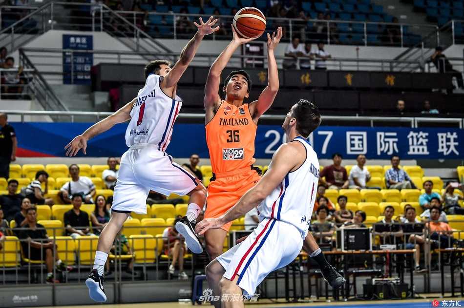 身穿白色球衣的伊朗石油化工球员高高跃起，以一敌三试图冲破泰国吸血鬼队的重重防线