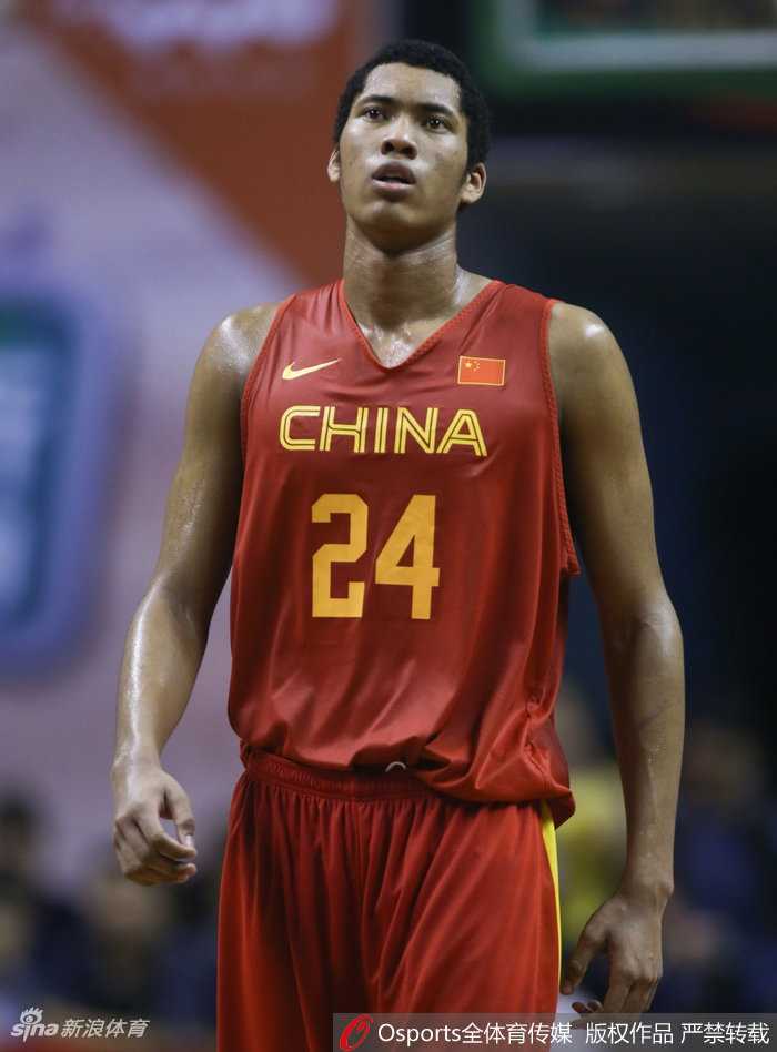 重庆綦江激战:国奥男篮最后时刻惜败立陶宛联队 赵岩昊在三分线外果断出手,皮球离开指尖后划过一道弧线,他眼神紧紧跟随篮球,身后的计时器显示着比赛所剩无几的时间