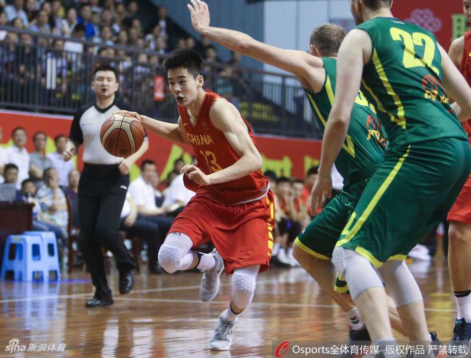 重庆綦江激战:国奥男篮最后时刻惜败立陶宛联队 混血中锋丘天在篮下卡位要球,他张开双臂牢牢占据有利位置,身后的立陶宛球员奋力顶防,肌肉碰撞的张力十足