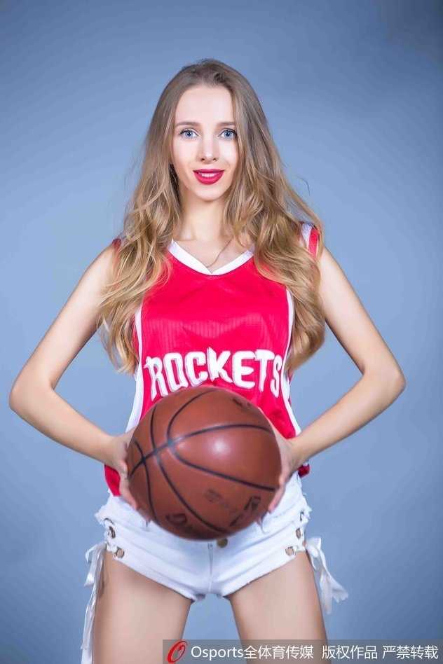 宝贝侧身凝视镜头，凸显完美身材曲线，背景是火箭队徽，寓意与球队同在