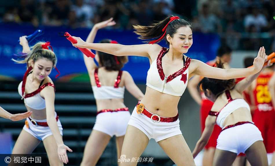 金砖赛场上的中国风:啦啦宝贝功夫舞蹈霸气高抬腿 啦啦队宝贝们身披红色劲装,在天河体育馆的聚光灯下,动作整齐划一,一个利落的功夫式高抬腿,瞬间引爆全场气氛。